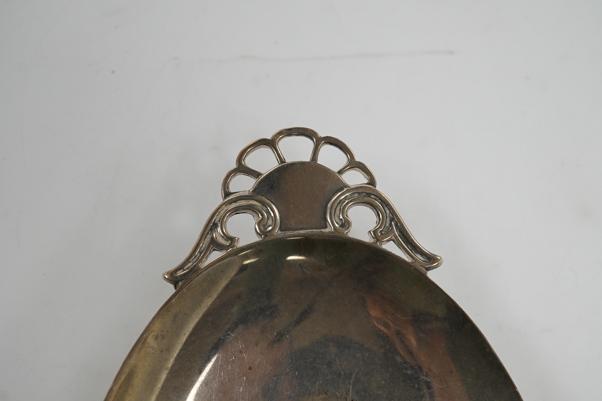 A George VI stylish silver oval trinket dish, Wakely & Wheeler, London, 1939, 108 grams, 16.7cm. Condition - fair
